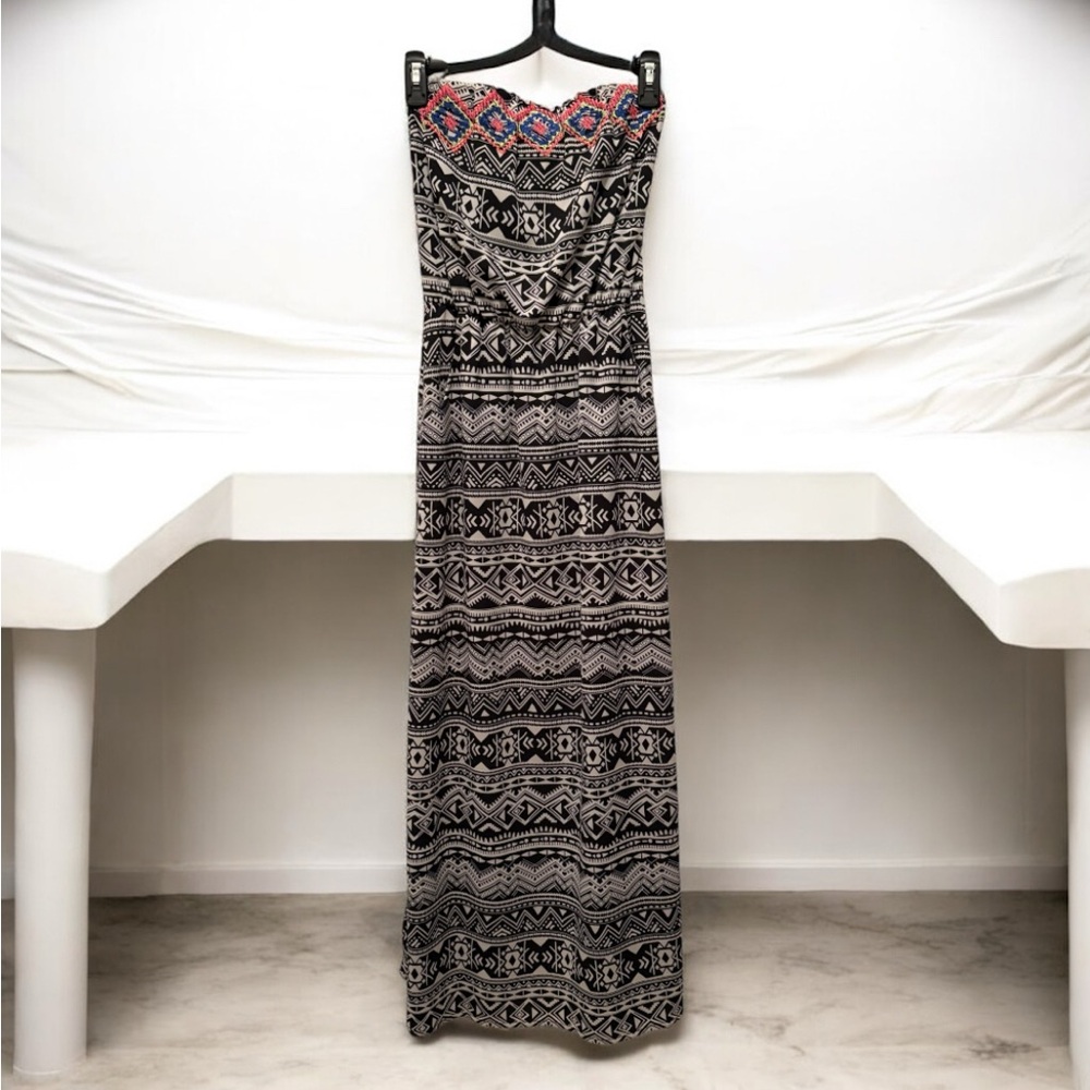 Xhilaration Black and White Strapless Bathing Suit Coverup!
